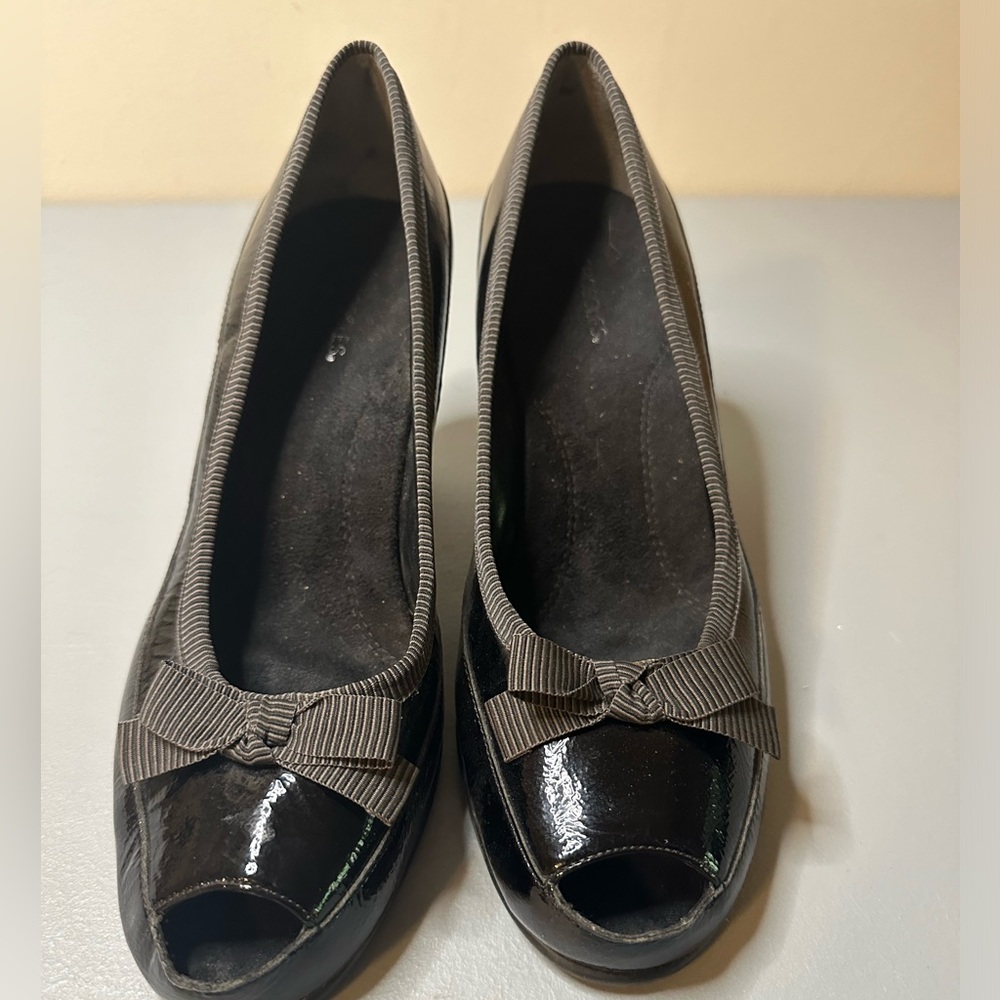 Aerosoles black 10M heels, bows on front, comfy, open toe